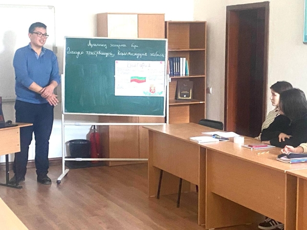 🔸 В учебной группе Ю-23-1 проходит практическое занятие по дисциплине “Конституционное право”на тему &quot;Проект Конституции в мировой практике&quot;